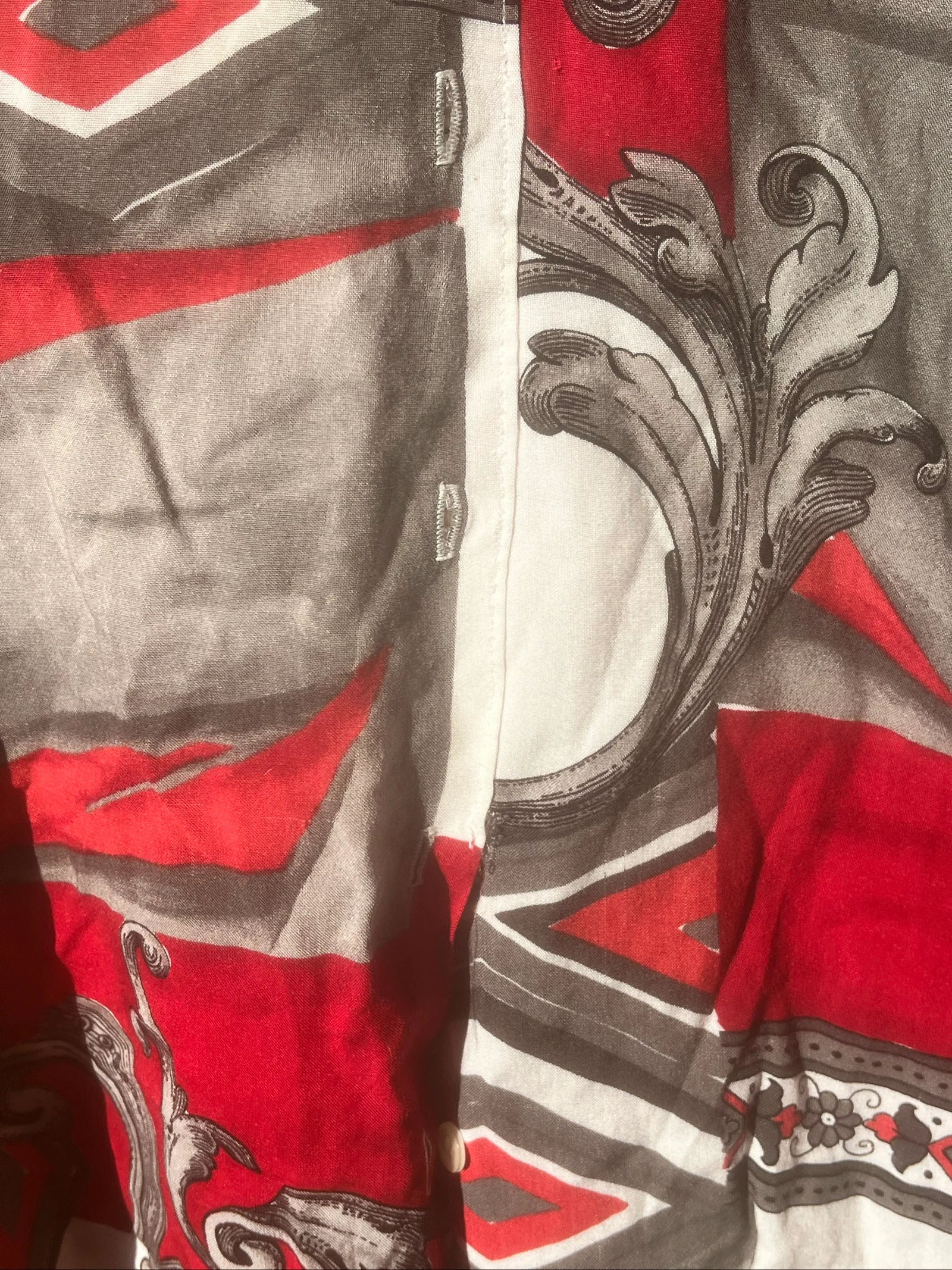 Camisa fluida estampada en rojo, blanco y gris – estilo vintage chic – photo 4